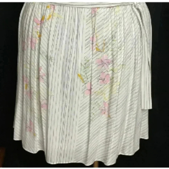 Lauren Conrad size Medium New with tags Pleated round neck midi dress. - Picture 11 of 15